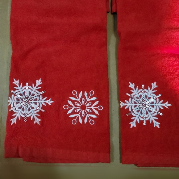 Festive Christmas Hand Towels in a Gift Box Perfect for Spreading Holiday Cheer! - Picture 1 of 3